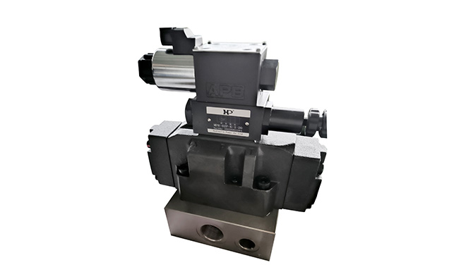 工程機(jī)械（混凝土泵車）中的帶緩沖換向閥組